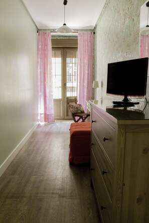 Iron/ironing board, free WiFi, bed sheets - Pensión Amaiur (San Sebastián)