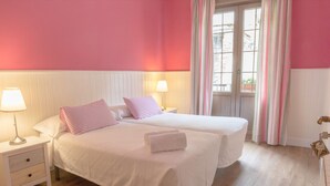 A double room with two beds, white bedding, and pink accents. - Pensión Amaiur (San Sebastián)