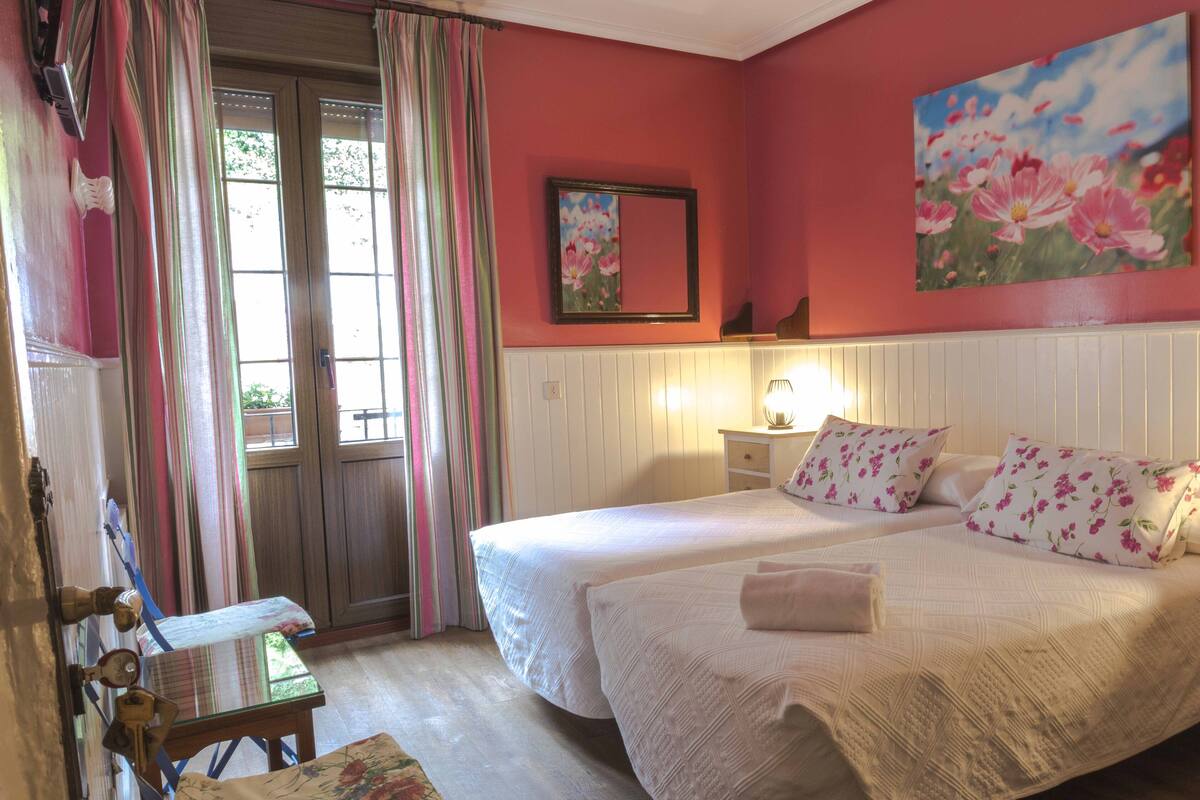 Double or Twin Room, Ensuite | Iron/ironing board (on request), WiFi (free), bed sheets