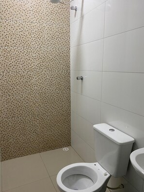 Dusche, Hausschuhe, Handtücher