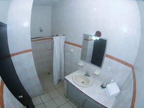 Shower, rainfall showerhead, free toiletries, towels - Hotel Hospedajes Del Rey (Colima)