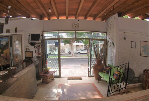 Interior entrance - Hotel Hospedajes Del Rey (Colima)