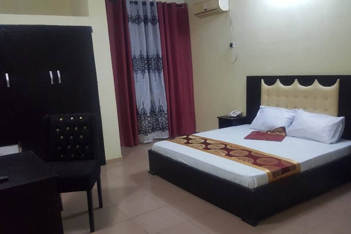 Junior Double Room, 1 King Bed, Non Smoking | Desk, free WiFi, bed sheets