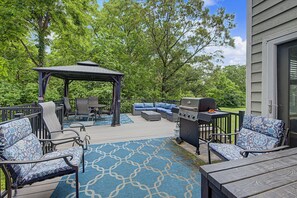 Outdoor dining - Beautiful home near resort amenities, WIFI (Galena)