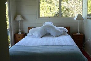 3 bedrooms, iron/ironing board, bed sheets - Serene Opoutere Bush Haven (family and pet-friendly) (Opoutere)