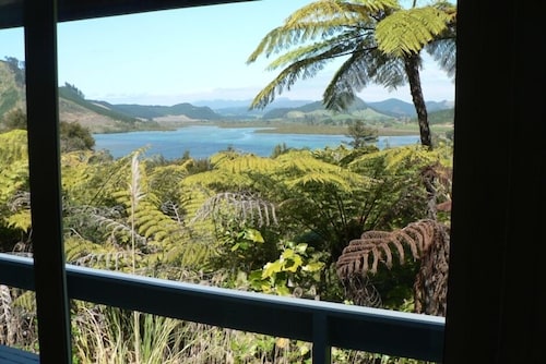 Serene Opoutere Bush Haven (family and pet-friendly)