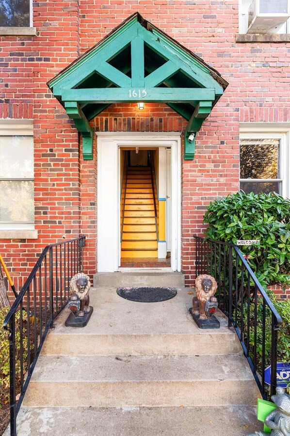 Exterior detail - Stylish, bright 1 Bedroom Apt on 2nd Floor, Near H St. NE Capitol Hill (Washington)