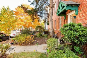 Property grounds - Stylish, bright 1 Bedroom Apt on 2nd Floor, Near H St. NE Capitol Hill (Washington)