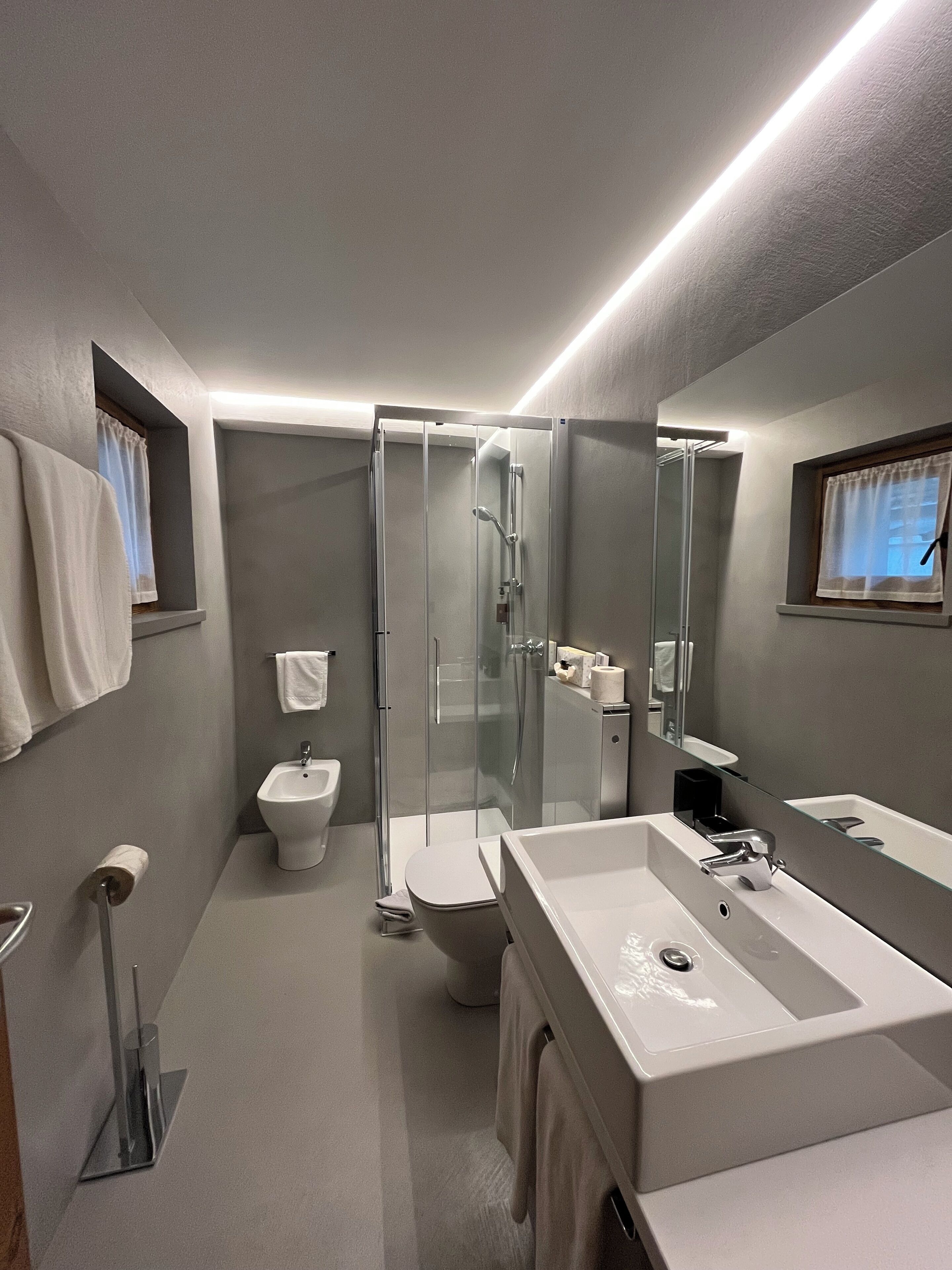 standard double or twin room | bathroom | shower, rainfall showerhead, free toiletries, hair dryer