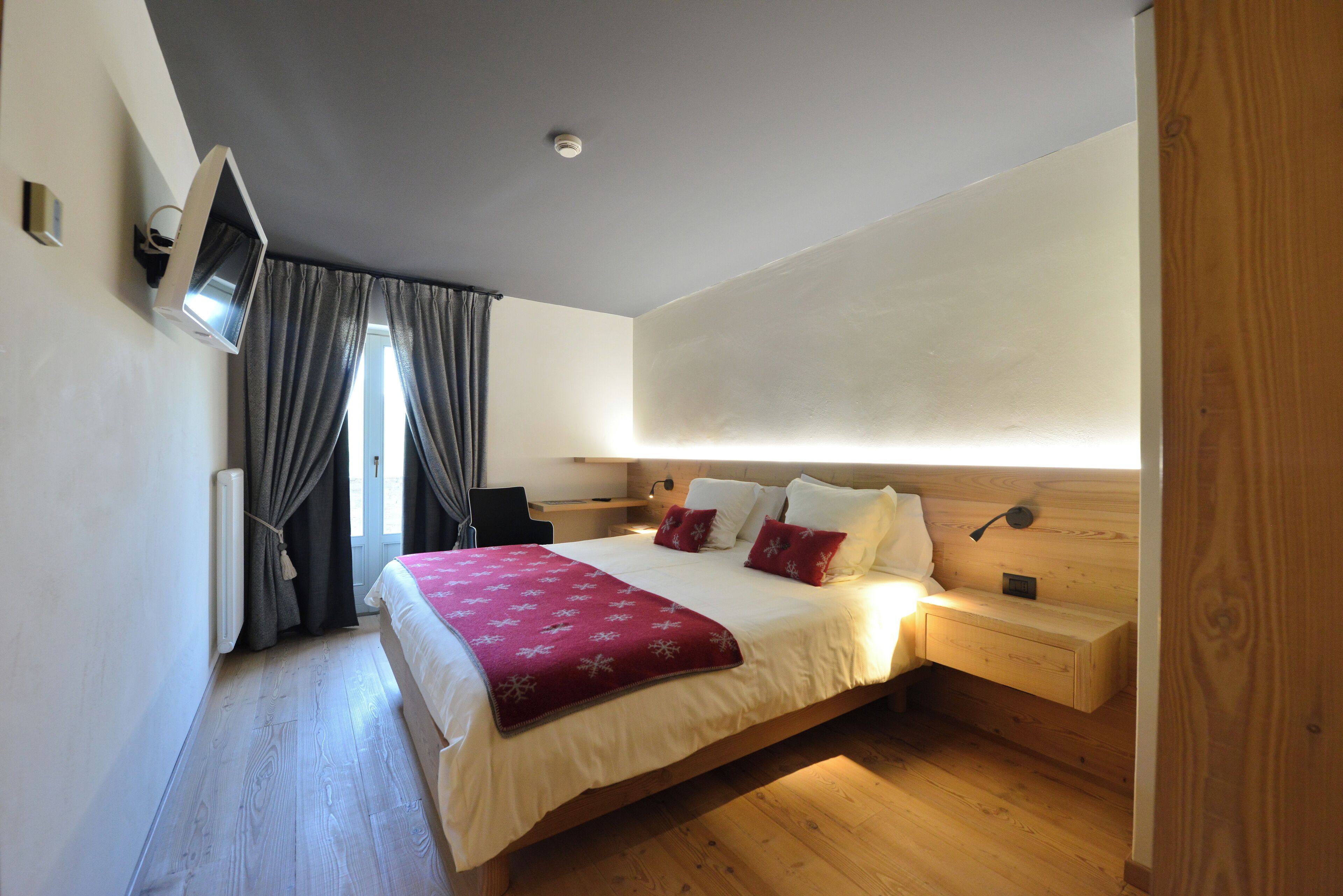 standard double or twin room | in-room safe, blackout curtains, soundproofing, free wifi