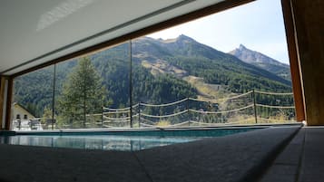 Piscina coperta, con ingresso dalle 14:30 alle 20:00, lettini