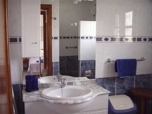 Shower, hair dryer, towels, toilet paper - Bungalow on quiet complex close to all amenities                        (Playa Blanca)