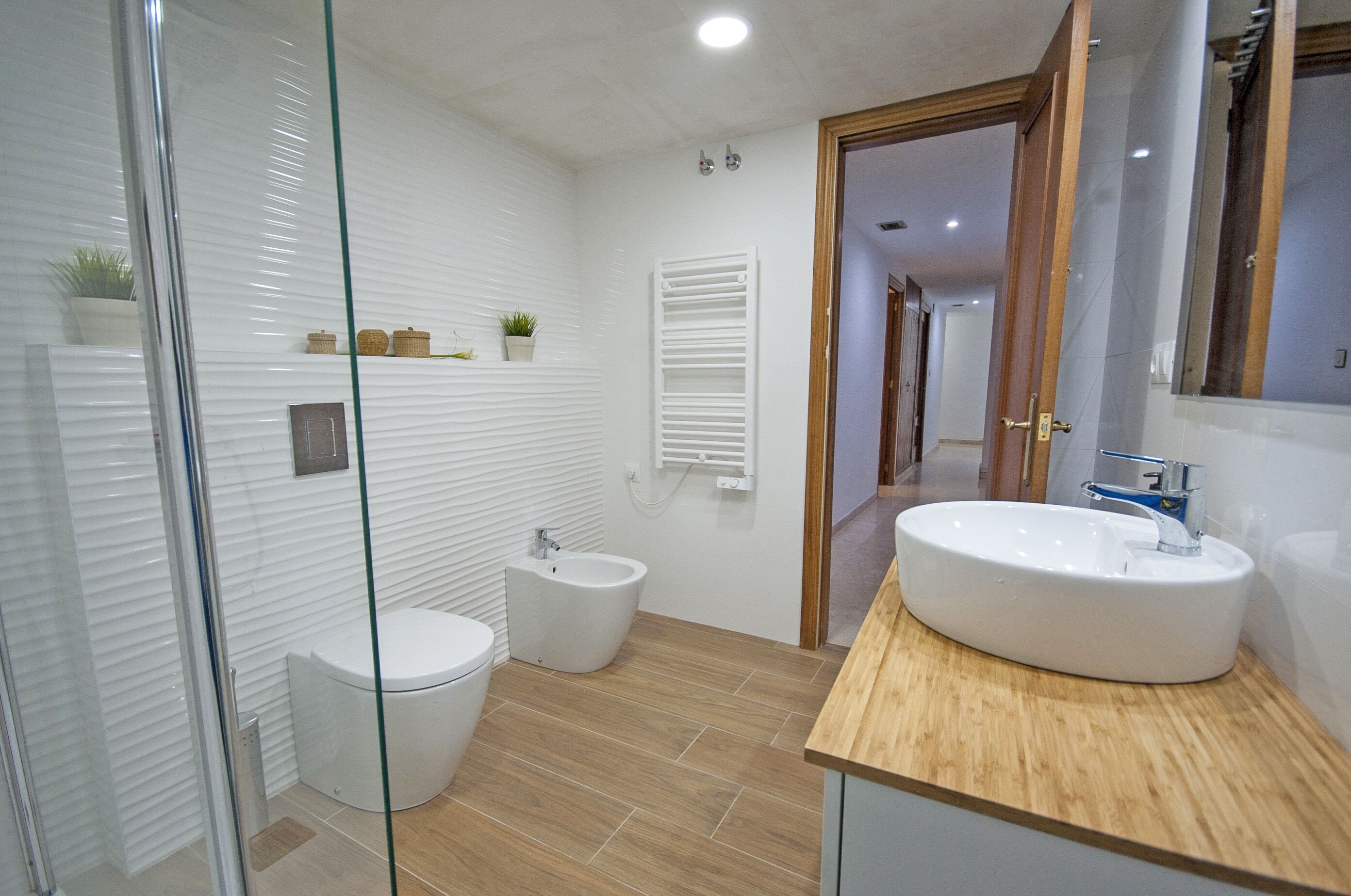 Douche, sèche-cheveux, bidet, serviettes fournies