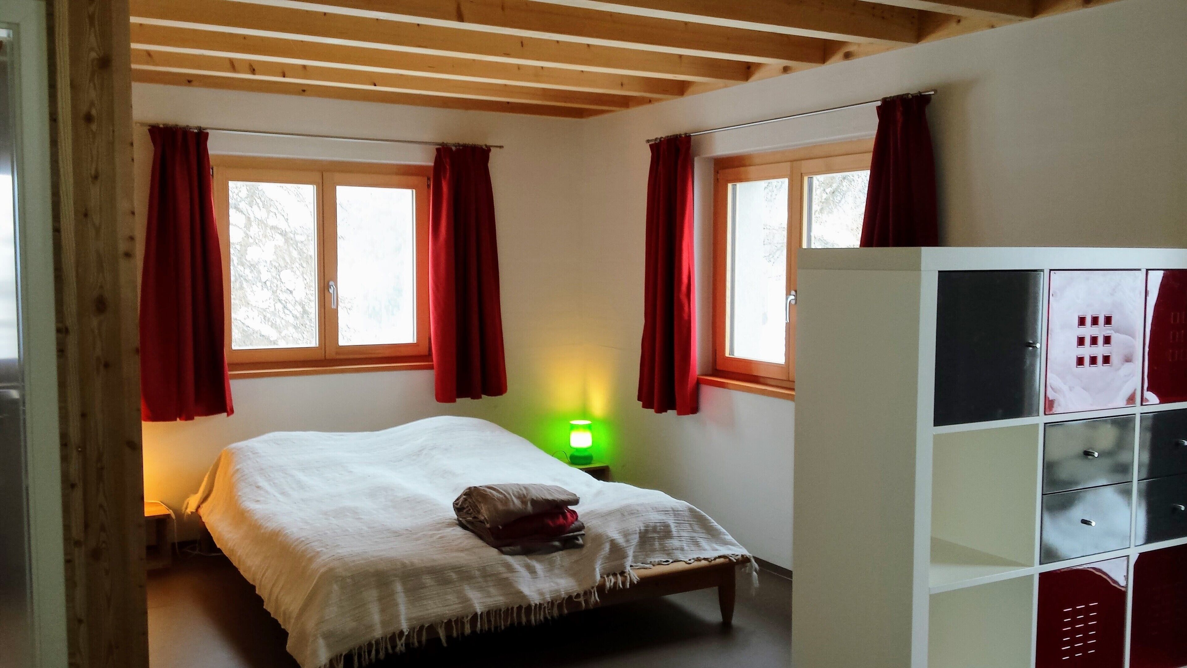 2 bedrooms, travel crib, free WiFi, bed sheets