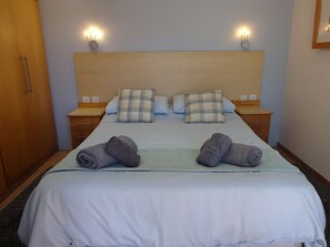 4 bedrooms, in-room safe, iron/ironing board, WiFi