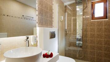 Kombination af bruser/badekar, hårtørrer, håndklæder, Sæbe