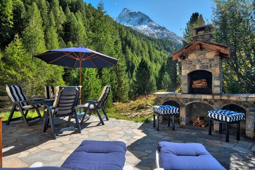 Warm and cozy chalet with fireplace, free Wi-Fi and elegant comfort.