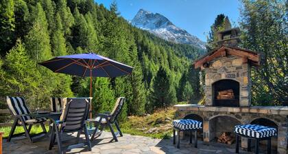 Warm and cozy chalet with fireplace, free Wi-Fi and elegant comfort.