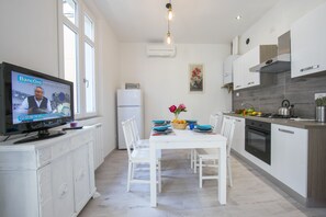 Kühlschrank, Ofen, Herdplatte, Wasserkocher mit Kaffee-/Teezubehör