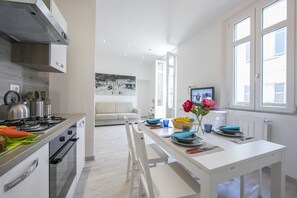 Réfrigérateur, four, plaque de cuisson, cafetière/bouilloire