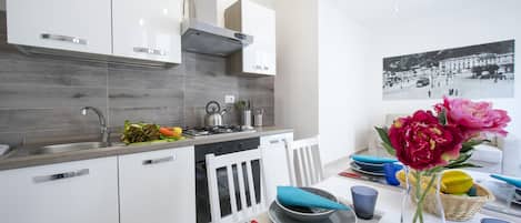 Geladeira, fogão, cooktop, cafeteira/chaleira