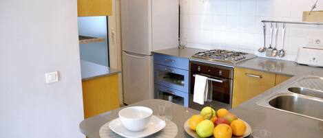 Frigorífico, microondas, horno y placa de cocina