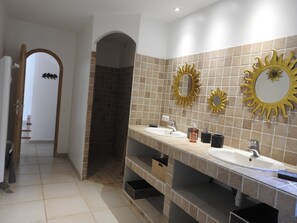Bathtub, hair dryer, towels