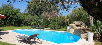 Upscale villa near UZES, private swimming pool, enclosed grounds, Wifi.