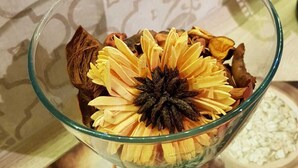 A glass bowl containing dried flowers and herbs. - Brau&Frau <br>apartment in Taranto (Taranto)
