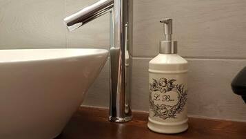 Dusche, Haartrockner, Bidet, Handtücher