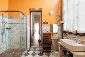 Combined shower/bathtub, hair dryer, bidet, towels