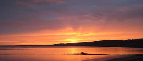 På stranden, solsenger og strandhåndklær