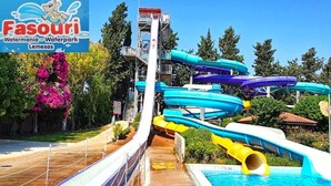 Ein Wasserpark mit mehreren Wasserrutschen und einem Schwimmbecken.
