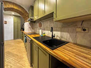 Fridge, microwave, oven, dishwasher - Charming House by Hello Homes Sitges (Sitges)