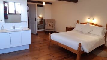 3 slaapkamers, een strijkplank/strijkijzer, reisbedje, gratis wifi