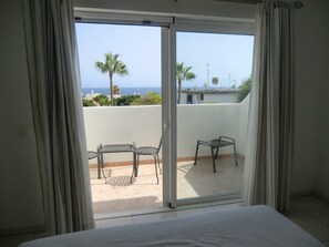 4 chambres, coffres-forts dans les chambres, fer et planche à repasser