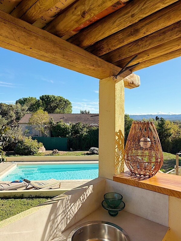 Property grounds - spacious villa with pool, near the most beautiful sites of Corsica (Porto-Vecchio)
