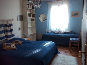 4 quartos, ferros/tábuas de passar roupa, berço de viagem