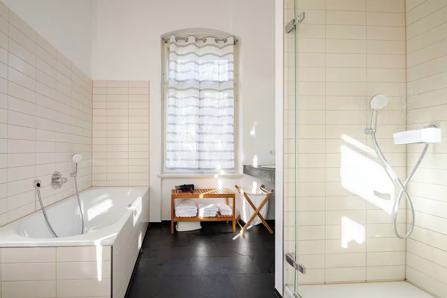 Badewanne, Haartrockner, Handtücher, Seife