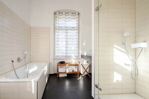 Baignoire, sèche-cheveux, serviettes fournies, savon