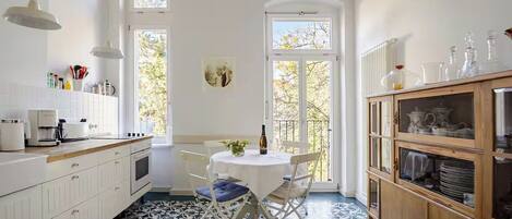 Kjøleskap, mikrobølgeovn, ovn og kokeplater