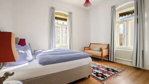 Ein Schlafzimmer mit einem Bett, einem Sofa und einem Fenster.