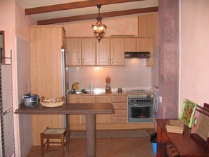 Réfrigérateur, plaque de cuisson, cafetière/bouilloire