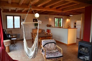 Televisie, een open haard, een dvd-speler en een tafeltennistafel