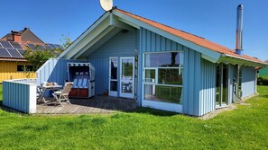 Outdoor dining - Bright Danish wooden house with unobstructed views of the countryside, pets welcome (Kating)