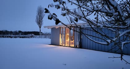 lumineuse maison en bois danoise avec vue dégagée sur la nature, les animaux domestiques