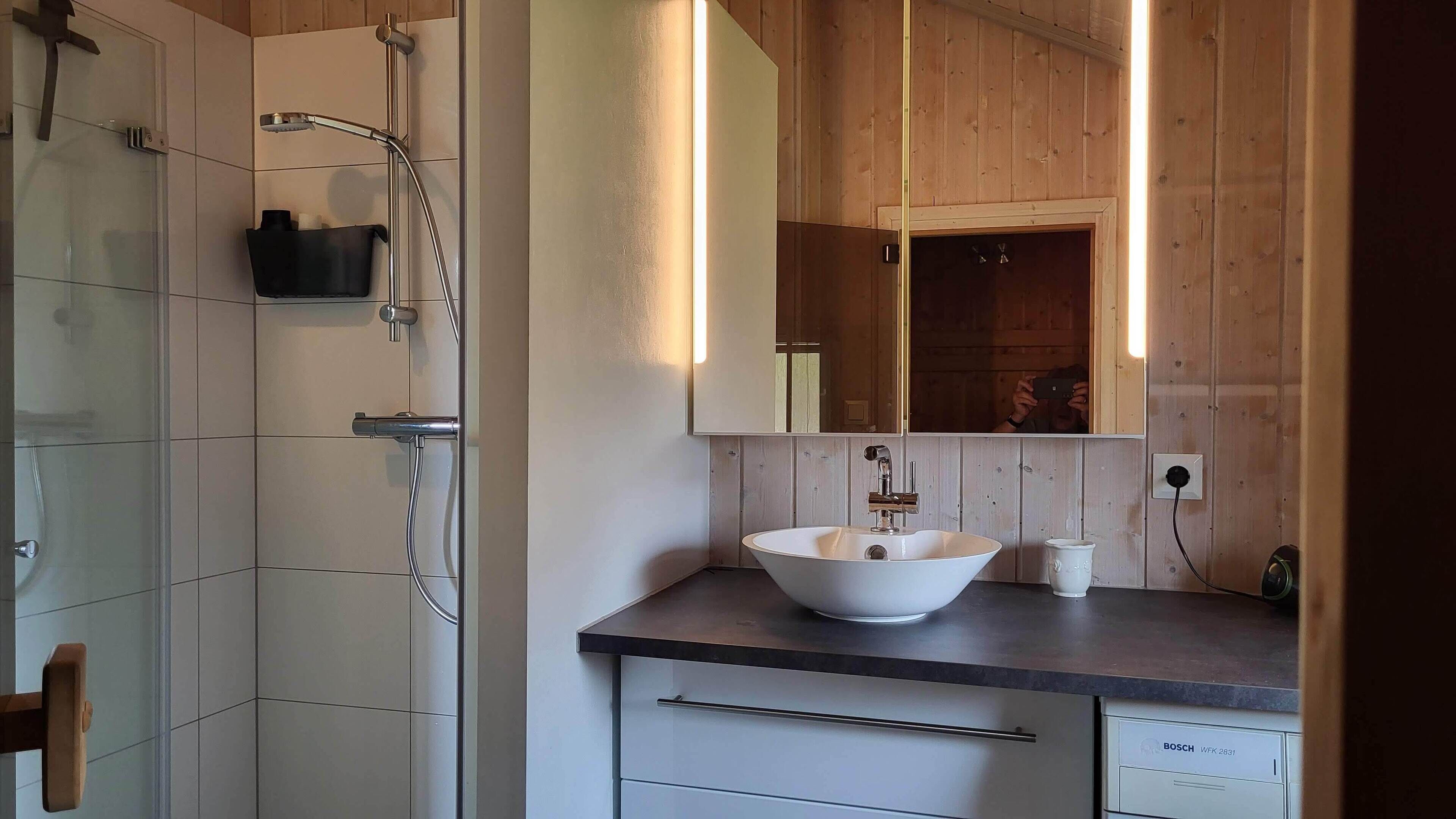 Dusche, Haartrockner, Seife, Toilettenpapier