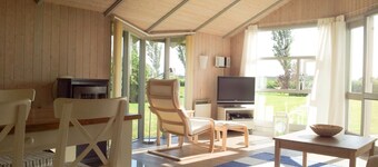 luminosa casa de madera danesa con vistas abiertas a la naturaleza, se admiten animales