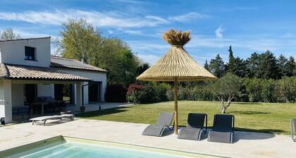 Villa 220m2, land 3000m2, 5 "village on foot, 4km Saint-Rémy-de-Provence