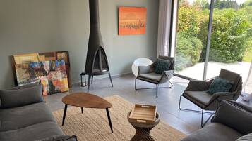 TV connectée, cheminée, table de tennis de table, livres